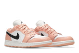 Vista do solado do Jordan Air Jordan 1 Low GS Light Arctic Pink mostrando padrão de tração e tecnologia de amortecimento