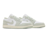 Vista frontal do Jordan Nike Air Jordan 1 Low Light Green mostrando biqueira e costuras