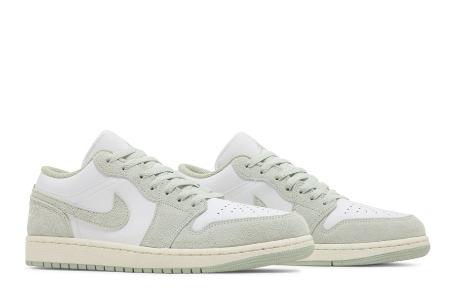 Vista frontal do Jordan Nike Air Jordan 1 Low Light Green mostrando biqueira e costuras