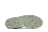 Vista traseira do Jordan Nike Air Jordan 1 Low Light Green mostrando calcanheira e detalhes do solado