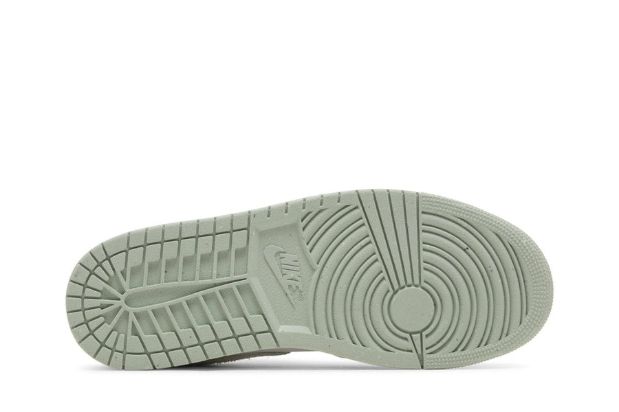 Vista traseira do Jordan Nike Air Jordan 1 Low Light Green mostrando calcanheira e detalhes do solado