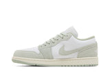 Vista lateral do Jordan Nike Air Jordan 1 Low Light Green mostrando design do cabedal e logo da marca