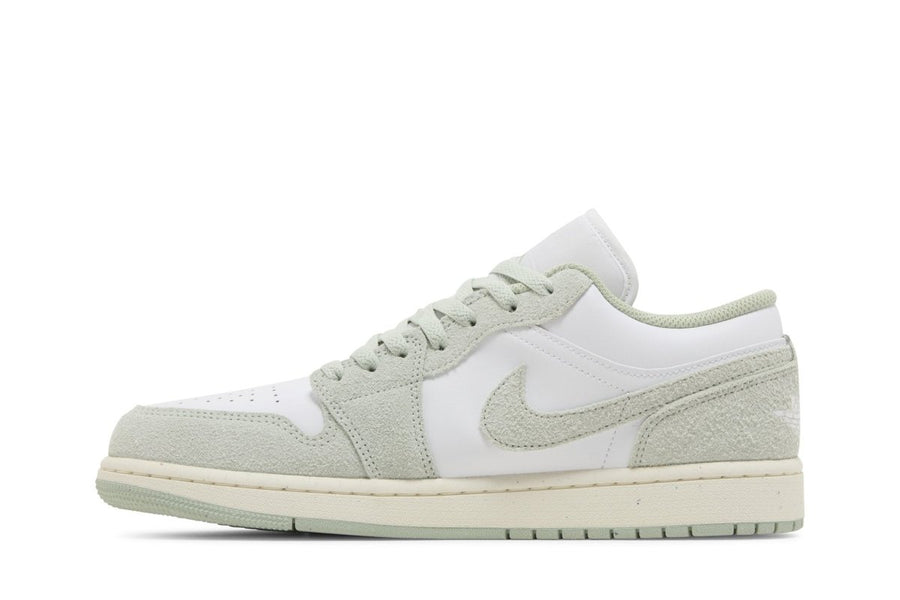 Vista lateral do Jordan Nike Air Jordan 1 Low Light Green mostrando design do cabedal e logo da marca