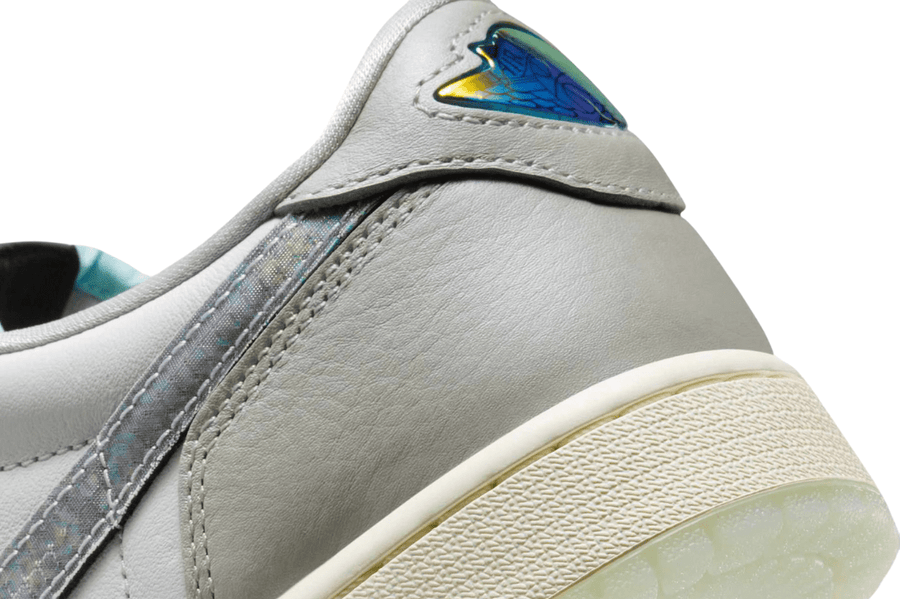 Vista na caixa do Jordan Nike Air Jordan 1 Low "Lunar New Year" Photon Dust mostrando embalagem original da marca