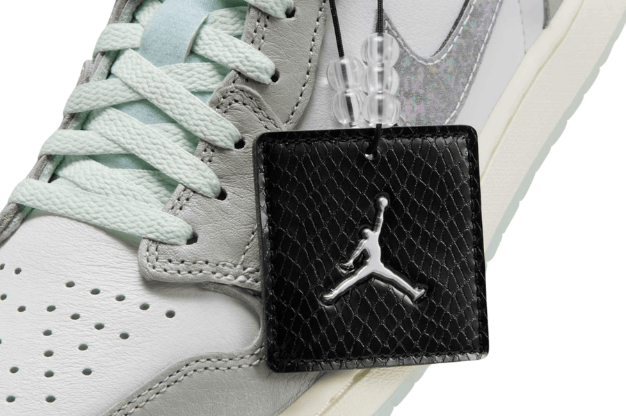 Vista na caixa do Jordan Nike Air Jordan 1 Low "Lunar New Year" Photon Dust mostrando embalagem original da marca