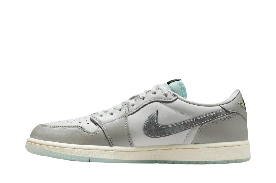 Vista lateral do Jordan Nike Air Jordan 1 Low "Lunar New Year" Photon Dust mostrando design do cabedal e logo da marca