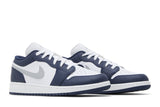 Vista frontal do Jordan Nike Air Jordan 1 Low Midnight Navy Wolf Grey Azul Marinho mostrando biqueira e costuras