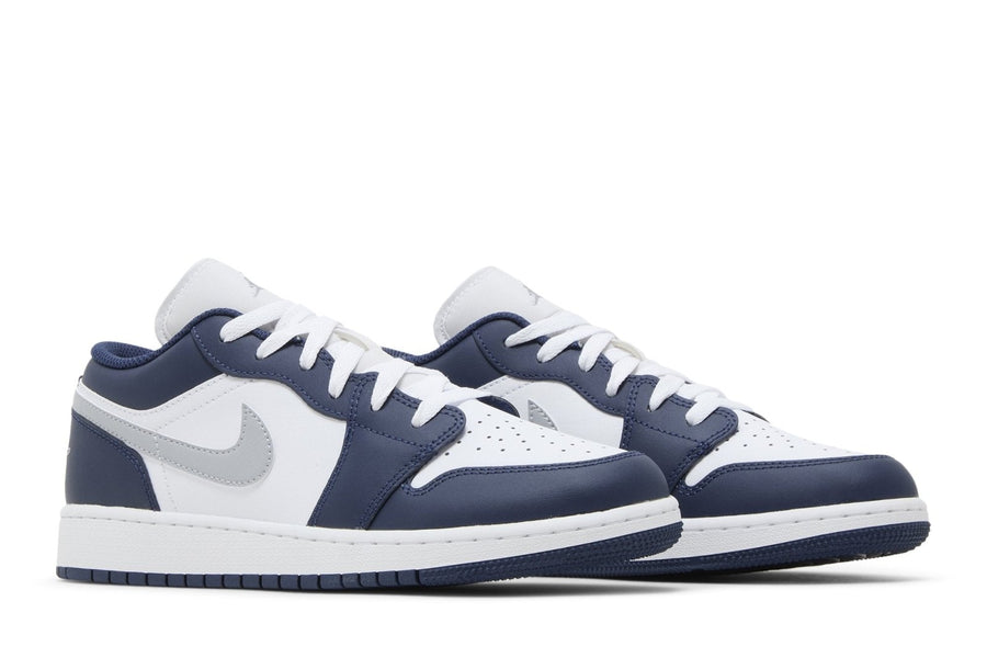 Vista frontal do Jordan Nike Air Jordan 1 Low Midnight Navy Wolf Grey Azul Marinho mostrando biqueira e costuras