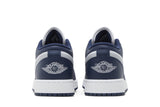 Vista superior do Jordan Nike Air Jordan 1 Low Midnight Navy Wolf Grey Azul Marinho mostrando abertura, lingueta e cadarços