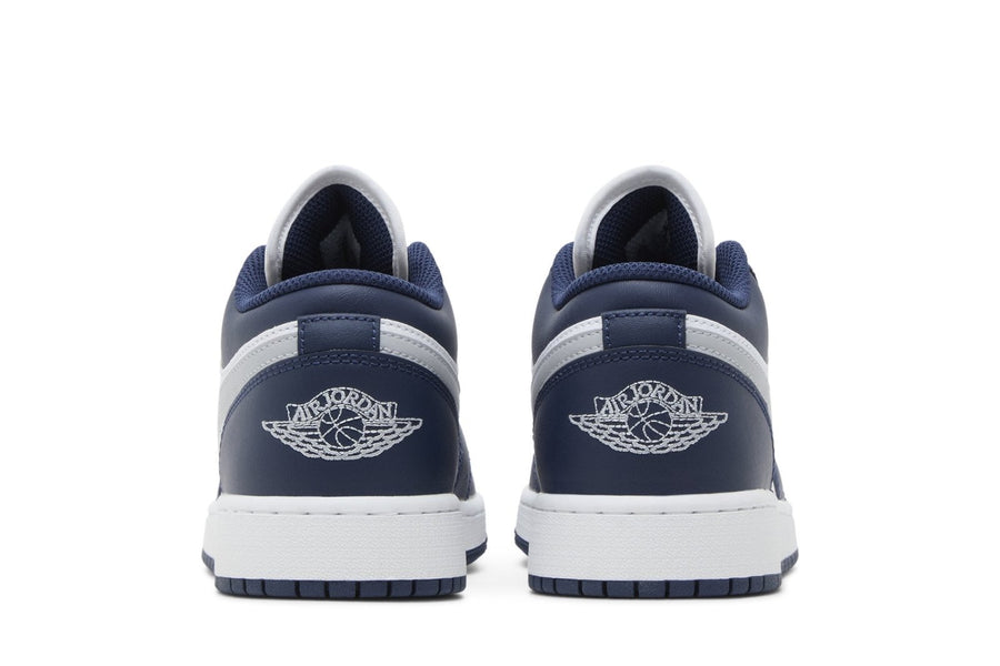 Vista superior do Jordan Nike Air Jordan 1 Low Midnight Navy Wolf Grey Azul Marinho mostrando abertura, lingueta e cadarços