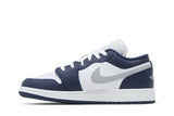Vista lateral do Jordan Nike Air Jordan 1 Low Midnight Navy Wolf Grey Azul Marinho mostrando design do cabedal e logo da marca