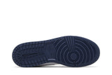 Vista traseira do Jordan Nike Air Jordan 1 Low Midnight Navy Wolf Grey Azul Marinho mostrando calcanheira e detalhes do solado