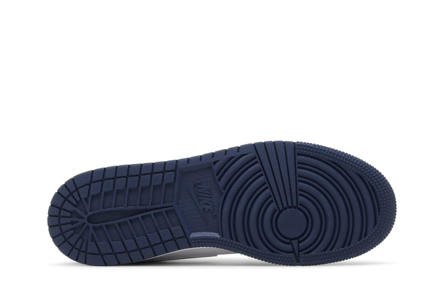 Vista traseira do Jordan Nike Air Jordan 1 Low Midnight Navy Wolf Grey Azul Marinho mostrando calcanheira e detalhes do solado