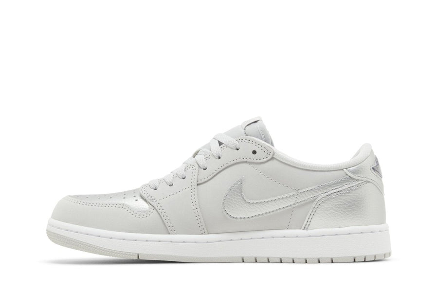 Vista lateral do Jordan Nike Air Jordan 1 Low Og Metallic Silver mostrando design do cabedal e logo da marca