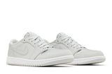 Vista frontal do Jordan Nike Air Jordan 1 Low Og Metallic Silver mostrando biqueira e costuras