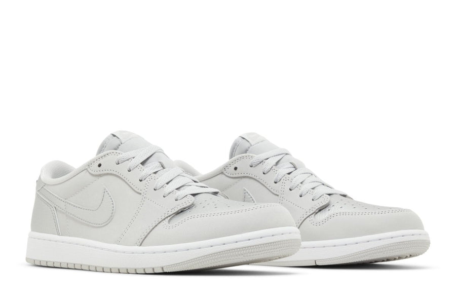 Vista frontal do Jordan Nike Air Jordan 1 Low Og Metallic Silver mostrando biqueira e costuras