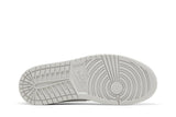 Vista traseira do Jordan Nike Air Jordan 1 Low Og Metallic Silver mostrando calcanheira e detalhes do solado