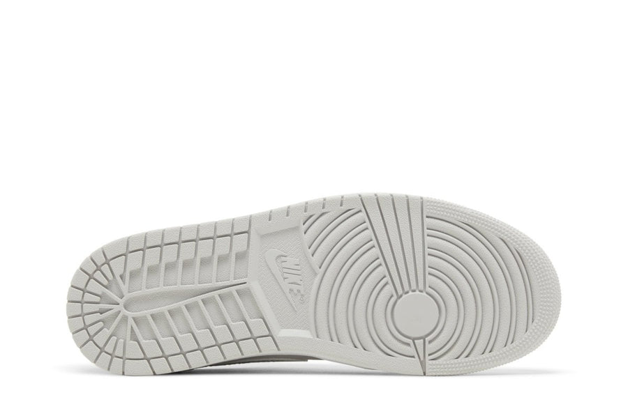 Vista traseira do Jordan Nike Air Jordan 1 Low Og Metallic Silver mostrando calcanheira e detalhes do solado