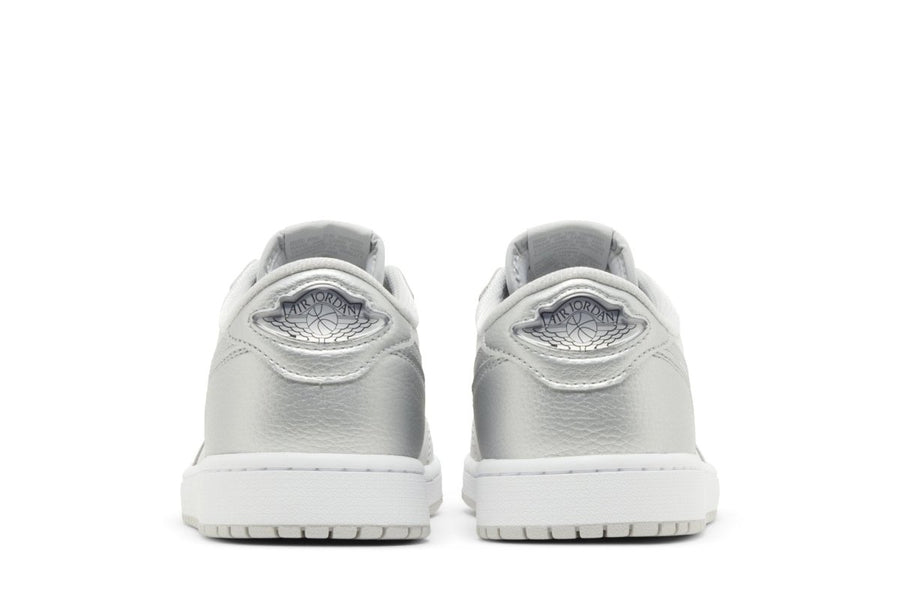 Vista superior do Jordan Nike Air Jordan 1 Low Og Metallic Silver mostrando abertura, lingueta e cadarços