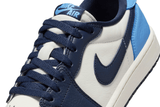 Vista em detalhe do Jordan Nike Air Jordan 1 Low OG Obsidian UNC mostrando textura do material e acabamento