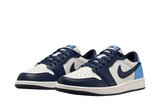 Vista superior do Jordan Nike Air Jordan 1 Low OG Obsidian UNC mostrando abertura, lingueta e cadarços