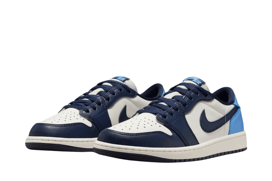 Vista superior do Jordan Nike Air Jordan 1 Low OG Obsidian UNC mostrando abertura, lingueta e cadarços