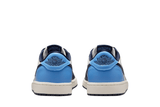 Vista frontal do Jordan Nike Air Jordan 1 Low OG Obsidian UNC mostrando biqueira e costuras