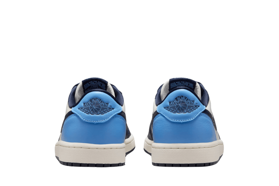 Vista frontal do Jordan Nike Air Jordan 1 Low OG Obsidian UNC mostrando biqueira e costuras