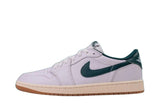 Vista lateral do Jordan Nike Air Jordan 1 Low OG Oxidized White Green mostrando design do cabedal e logo da marca