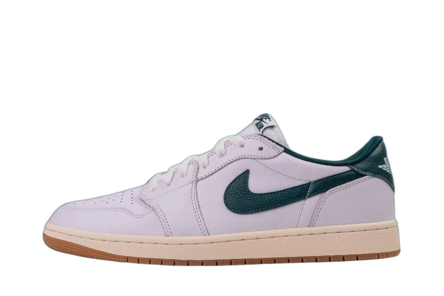 Vista lateral do Jordan Nike Air Jordan 1 Low OG Oxidized White Green mostrando design do cabedal e logo da marca