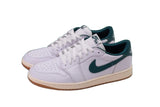 Vista traseira do Jordan Nike Air Jordan 1 Low OG Oxidized White Green mostrando calcanheira e detalhes do solado