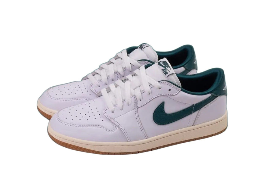 Vista traseira do Jordan Nike Air Jordan 1 Low OG Oxidized White Green mostrando calcanheira e detalhes do solado