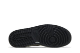 Vista traseira do Jordan Nike Air Jordan 1 Low Og Rookie of Year mostrando calcanheira e detalhes do solado