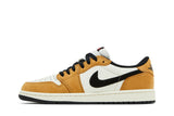Vista lateral do Jordan Nike Air Jordan 1 Low Og Rookie of Year mostrando design do cabedal e logo da marca