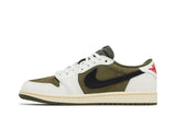 Vista lateral do Jordan Nike Air Jordan 1 Low Og Sp x Travis Scott Medium Olive mostrando design do cabedal e logo da marca