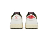 Vista superior do Jordan Nike Air Jordan 1 Low Og Sp x Travis Scott Medium Olive mostrando abertura, lingueta e cadarços