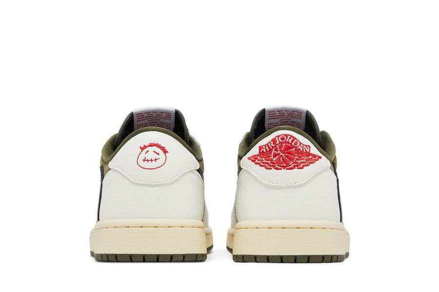 Vista superior do Jordan Nike Air Jordan 1 Low Og Sp x Travis Scott Medium Olive mostrando abertura, lingueta e cadarços
