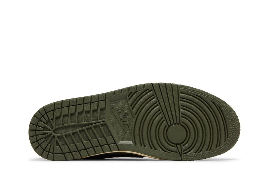 Vista traseira do Jordan Nike Air Jordan 1 Low Og Sp x Travis Scott Medium Olive mostrando calcanheira e detalhes do solado