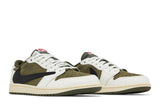 Vista frontal do Jordan Nike Air Jordan 1 Low Og Sp x Travis Scott Medium Olive mostrando biqueira e costuras