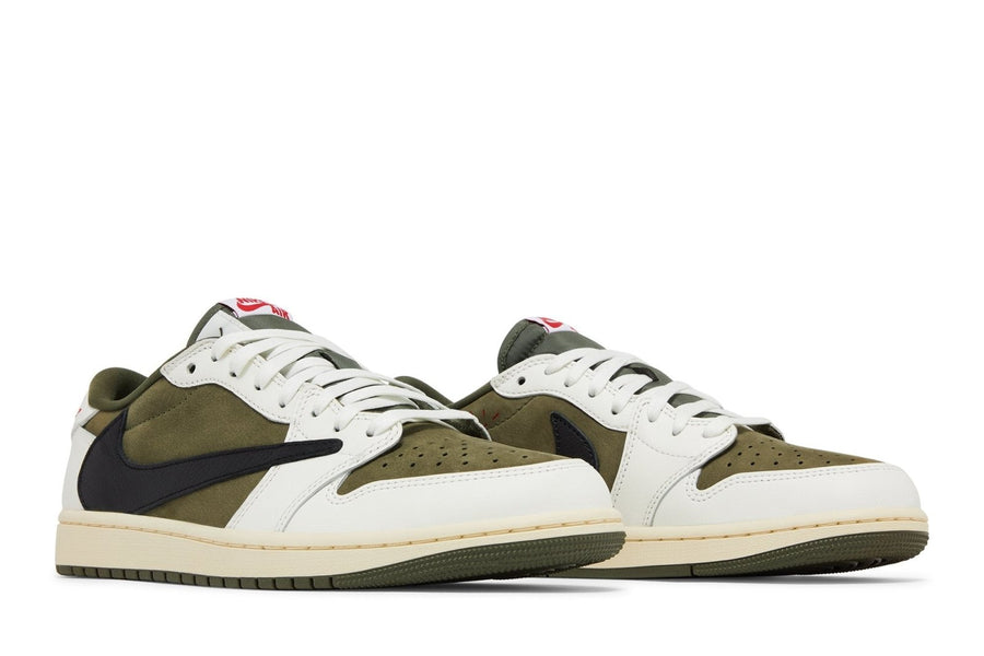 Vista frontal do Jordan Nike Air Jordan 1 Low Og Sp x Travis Scott Medium Olive mostrando biqueira e costuras