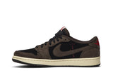 Vista lateral do Jordan Nike Air Jordan 1 Low Og Sp x Travis Scott Mocha mostrando design do cabedal e logo da marca