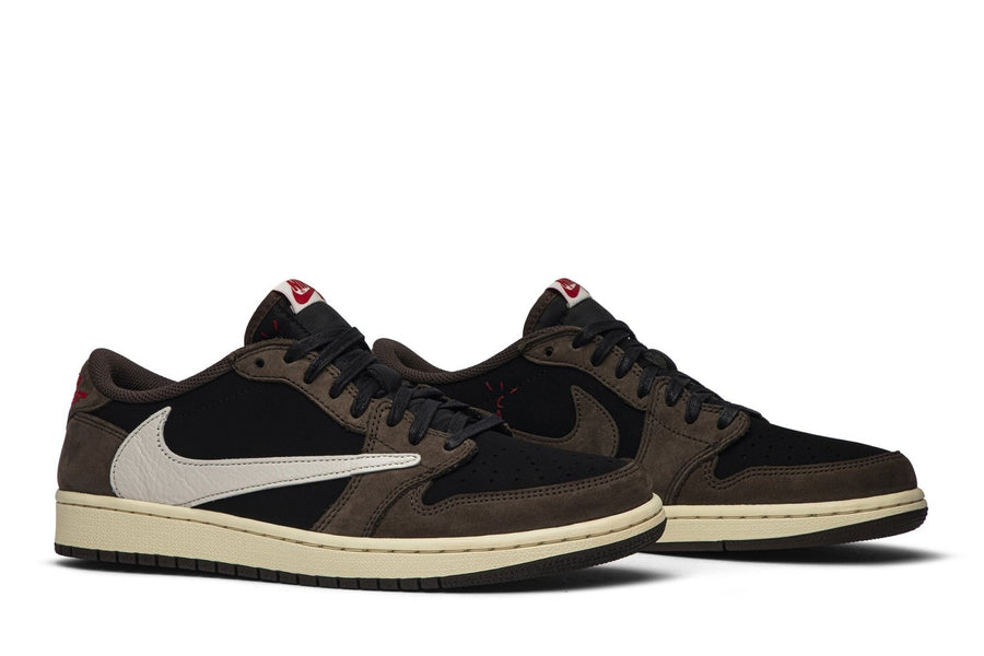 Vista frontal do Jordan Nike Air Jordan 1 Low Og Sp x Travis Scott Mocha mostrando biqueira e costuras