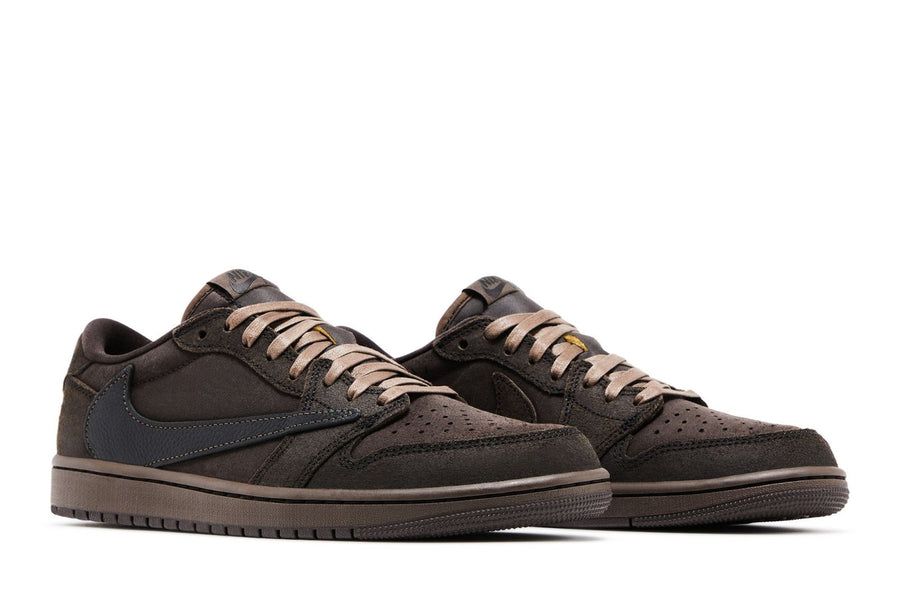 Vista frontal do Jordan Nike Air Jordan 1 Low Og Sp x Travis Scott Velvet Brown mostrando biqueira e costuras