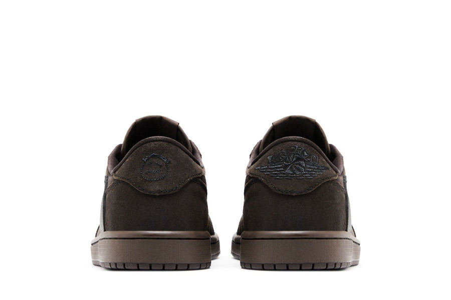 Vista superior do Jordan Nike Air Jordan 1 Low Og Sp x Travis Scott Velvet Brown mostrando abertura, lingueta e cadarços