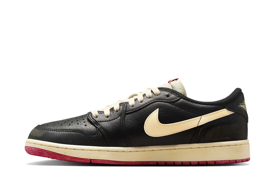 Vista lateral do Jordan Nike Air Jordan 1 Low OG x Nigel Sylvester Better With Time mostrando design do cabedal e logo da marca