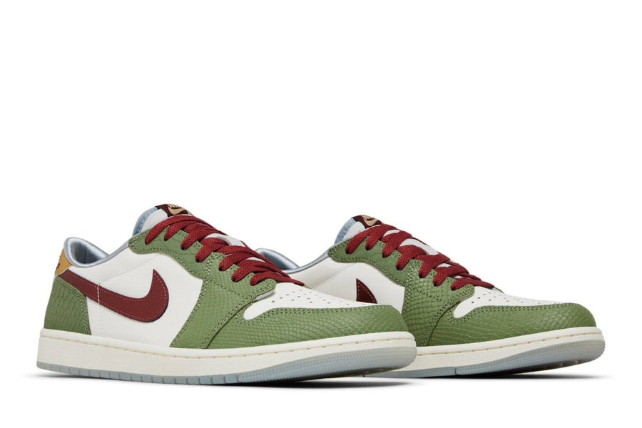 Vista frontal do Jordan Nike Air Jordan 1 Low Og Year of Dragon Chinese New Year mostrando biqueira e costuras