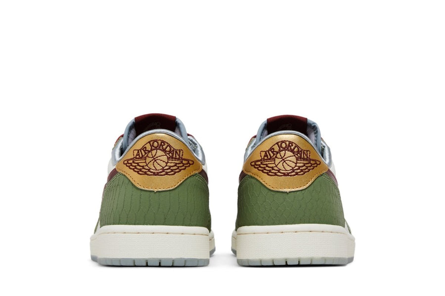 Vista superior do Jordan Nike Air Jordan 1 Low Og Year of Dragon Chinese New Year mostrando abertura, lingueta e cadarços