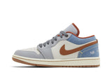 Vista lateral do Jordan Nike Air Jordan 1 Low Phantom Denim mostrando design do cabedal e logo da marca