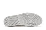 Vista superior do Jordan Nike Air Jordan 1 Low SE Craft Inside Out White Phantom mostrando abertura, lingueta e cadarços