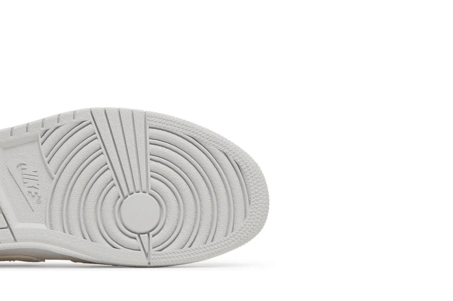 Vista frontal do Jordan Nike Air Jordan 1 Low SE Craft Inside Out White Phantom mostrando biqueira e costuras